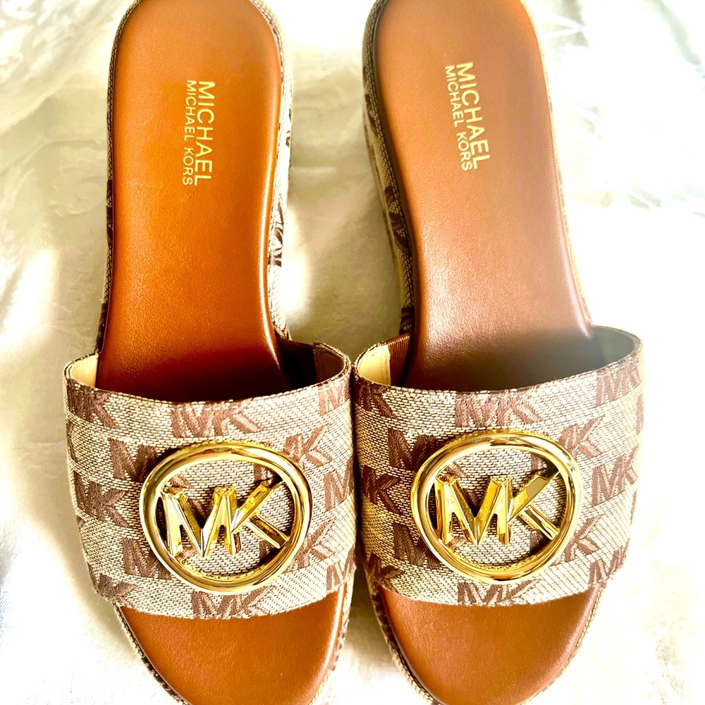 Michael Kors logo platform sandals Size 6.5M
